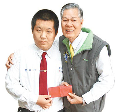 校長稱贊鄭詠釧（左）處變不驚，頒發(fā)2000元臺幣紅包“壓驚”，并記一大功。