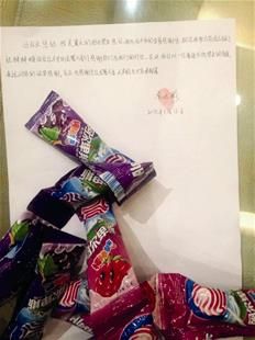 為表謝意，他特意買來20根棒棒糖送給民警。