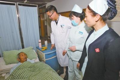 老人病治好了，可他卻一直躺在醫(yī)院的病床上。