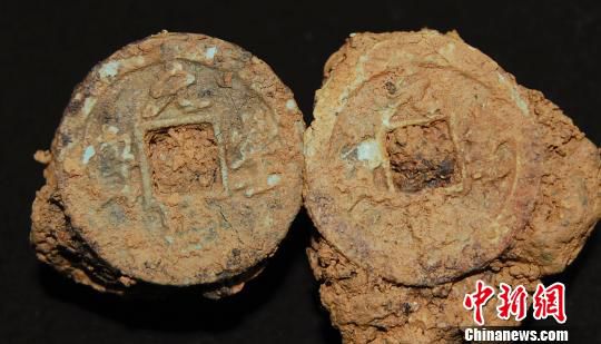 巖橋村廟山地區(qū)出土銅錢?！⊥]文管辦　攝