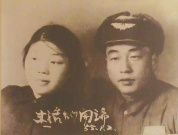 當(dāng)年的結(jié)婚照老人還保留得很好。