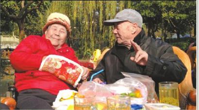 結(jié)婚60年，梁玉芹婆婆和王再功爺爺恩愛如初。
