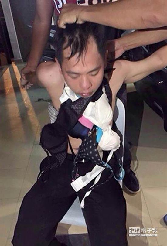 新加坡一名內(nèi)衣賊，被迫穿上女性內(nèi)衣游街示眾。