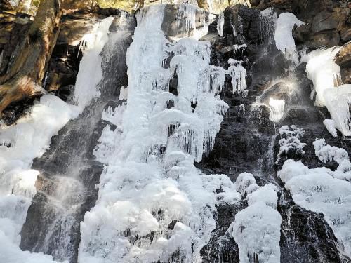 富士河口湖畔的瀑布結(jié)冰，成了一道“冰瀑”。