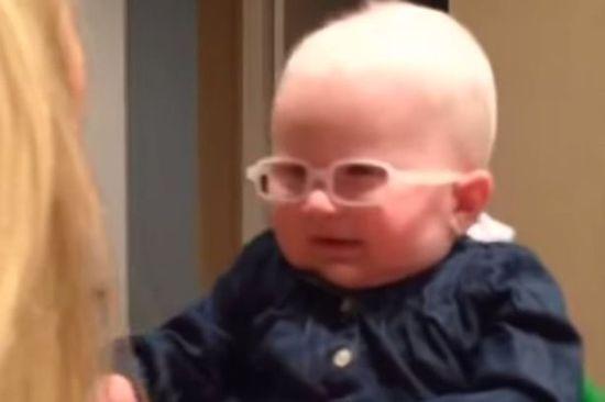 英國白化病兒童透過特制鏡片首次見親媽。