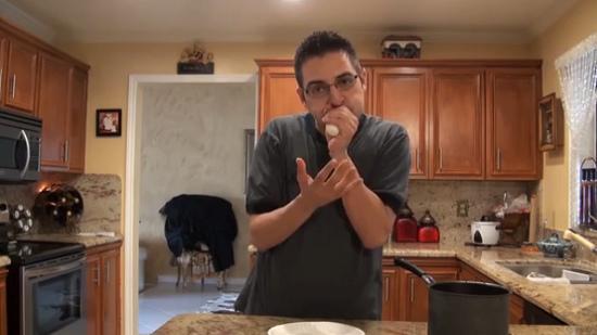 這名男子用手捏緊雞蛋，從窄口一吹，便能輕易把雞蛋吹出，而且不帶任何碎片。