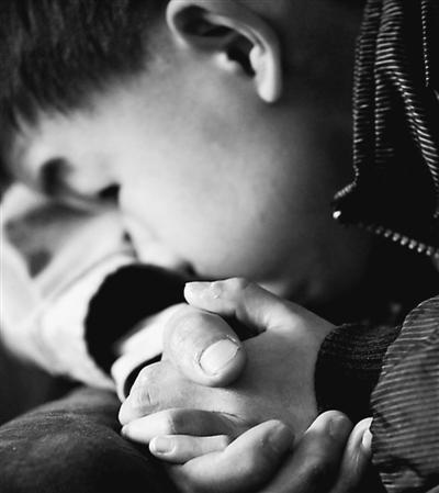 10歲小兒子緊緊握著哥哥的手。資料圖片