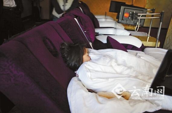 夜里，孩子就睡在沙發(fā)躺椅上。