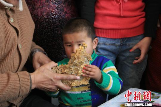 新疆青河縣一牧民上周意外撿到重7.85公斤公斤左右的一塊狗頭黃金，這塊黃金酷似中國(guó)地圖。