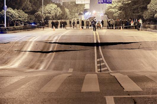 地面繼續(xù)下沉，路面斷裂