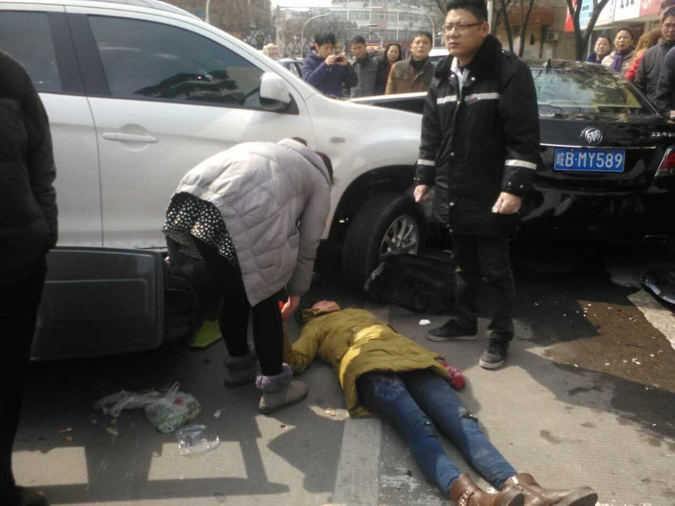 女子被撞卷進車底市民抬車救人 女子被撞卷進車底市民抬車救人