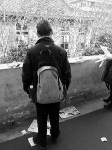 “娃在湖南上大學(xué)，馬上就要畢業(yè)了，所以我經(jīng)常在網(wǎng)上瀏覽咸陽(yáng)、西安的招聘信息，想讓他畢業(yè)后留在我和他媽身邊……”3月14日，秦都區(qū)人才交流中心在區(qū)政府二樓舉辦招聘會(huì)，一名50多歲的“求職者”吸引了不少人的目光。據(jù)悉，此次招聘會(huì)共有市內(nèi)外112家企業(yè)參加，提供就業(yè)崗位3200個(gè)。