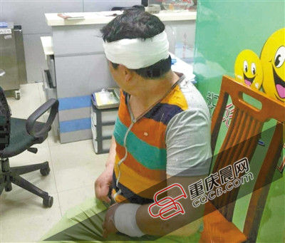 昨日，受傷的游客譚先生在醫(yī)院接受治療。