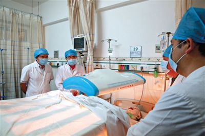 受傷醫(yī)生覃某正在進行治療。昨日上午，醫(yī)生覃某在醫(yī)院乘電梯期間，被一名患者潑汽油并點燃，致重度燒傷。圖/CFP