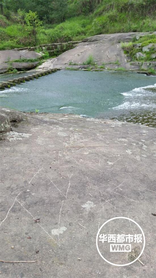 地上寫著：ZZ，我喜歡你