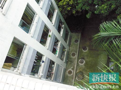 據(jù)目擊者稱,當(dāng)時(shí)墜樓者躺在右排中、下兩個(gè)井蓋中間附近。