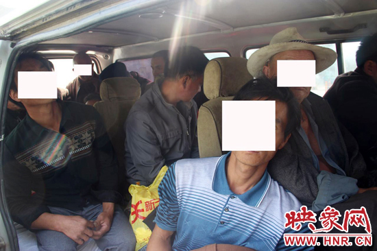 一輛8座的面包車竟然擠進(jìn)17個(gè)人。