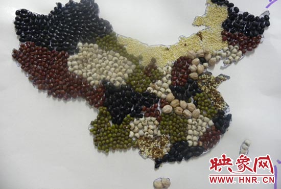 學(xué)生用五谷拼成的中國地圖 學(xué)生用五谷拼成的中國地圖