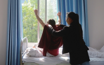 出院前，窗外透進(jìn)一道陽(yáng)光，打在他的身上。