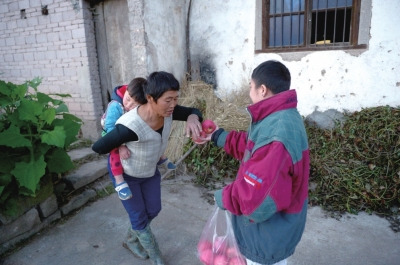 看到他遞來(lái)蘋(píng)果，村人尷尬地笑笑，婉拒了。