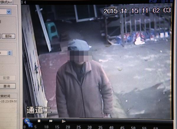 2015年11月17日，鄰居家的監(jiān)控在事發(fā)當(dāng)天拍到老人生前遺像。澎湃新聞?dòng)浾?雍凱 圖