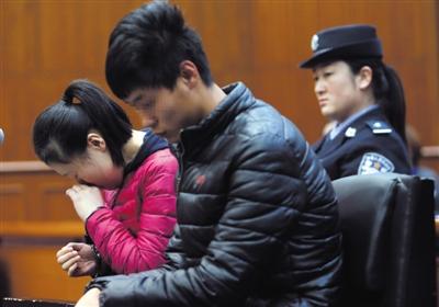 昨日，因殺死自己的親生兒子，被告人王某受審，其男友喬某則因涉嫌幫助毀滅證據(jù)罪受審。