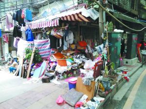 工作人員清理前，阿姨家周圍垃圾如山。