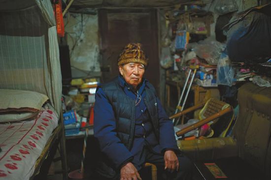 1月14日，成都五塊石車站附近，廖弟友在家接受記者采訪。