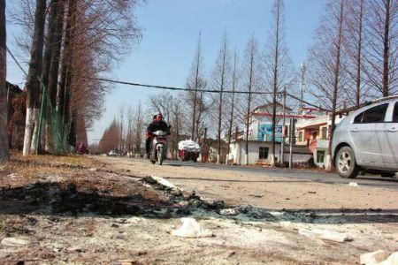 現(xiàn)場有條帶血的輪胎印記。