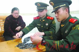 手機(jī)內(nèi)存卡因體積小、價(jià)值高，成為水客走私的“新寵”。圖為邊防官兵正在清點(diǎn)走私物品。