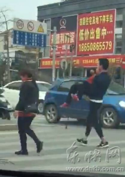 小伙抱起老人過馬路 小伙抱起老人過馬路