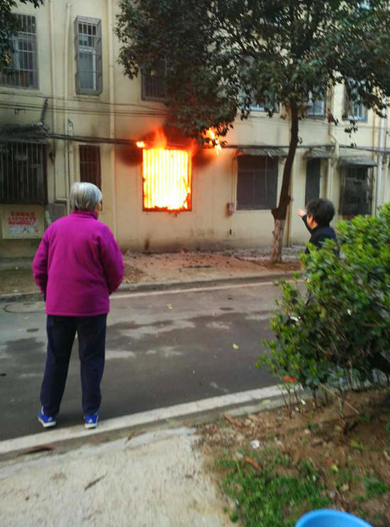 老太疑因吸煙引燃被褥命喪火海 子女熟睡未察覺(jué) 老太疑因吸煙引燃被褥命喪火海 子女熟睡未察覺(jué)