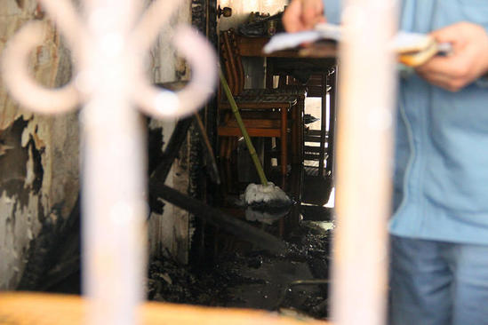 老太疑因吸煙引燃被褥命喪火海 子女熟睡未察覺(jué) 老太疑因吸煙引燃被褥命喪火海 子女熟睡未察覺(jué)