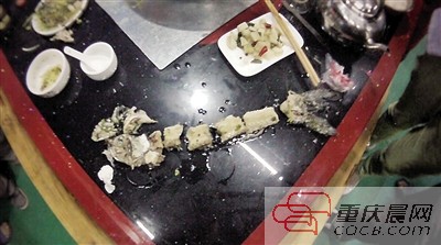 拼出魚骨，推斷魚沒有3斤8兩。 本報記者 平索茜 攝