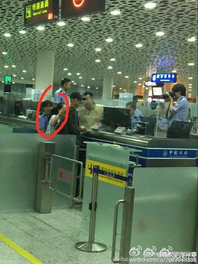 網(wǎng)友在得知此事后，紛紛炮轟上傳照片的人，認(rèn)為該舉動嚴(yán)重侵犯了一人的隱私，涉嫌犯罪