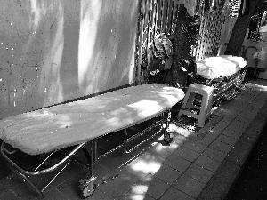 天壇醫(yī)院外商販出租的床，一天350元。汪慧賢/攝