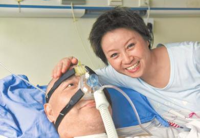 一年多來(lái)，楊曉華陪伴著臥病在床的男友，一日三餐悉心照料，毫無(wú)怨言。