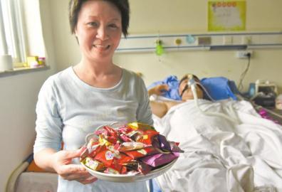 下周三兩人有望拿到結(jié)婚證，21日，喜氣洋洋的楊曉華已經(jīng)準(zhǔn)備好了喜糖。