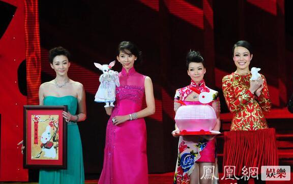 一直覺得長(zhǎng)得奇怪的景甜，跟劉天仙的合影，竟然還不錯(cuò)。