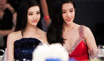 除了白，在合影中還有另外一個(gè)制勝法寶，就是——高。