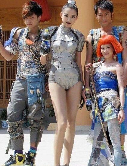 在張梓琳面前，章子怡的胸才到人家腰線的位置……