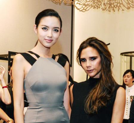 你說那是因?yàn)樨惿┨?？那我們換個(gè)人看看？