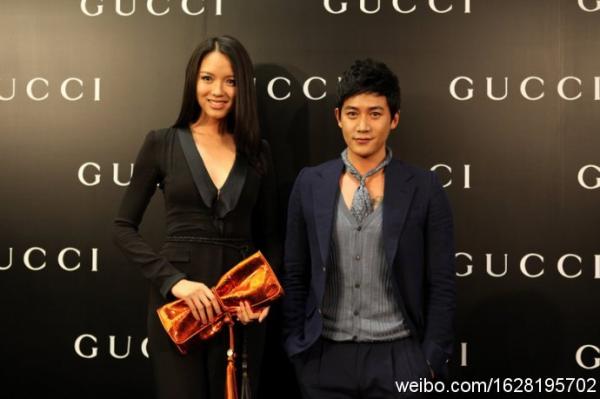 最右竟然是何韻詩(shī)，信號(hào)滿格……