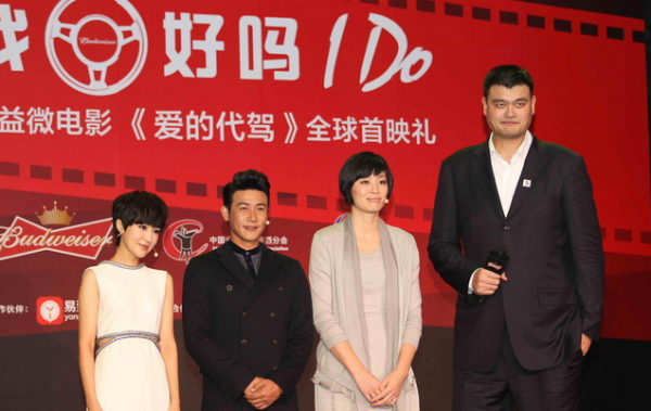 易建聯(lián)與姚明的合影本來好好的，丁俊暉一出現(xiàn)，立馬變“深V”，心疼小暉一秒