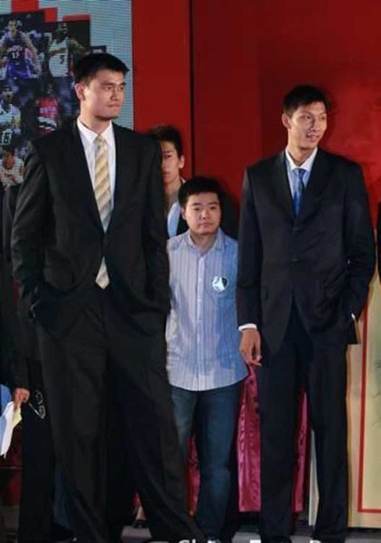 鄧超夫婦以及于嘉、林書豪，放在人群里都是不錯(cuò)的身高，顯然，他們選錯(cuò)了參照物。