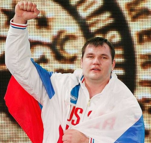 圖為2015年11月28日，阿列克謝·洛夫切夫在2015舉重世錦賽男子105公斤級頒獎儀式上慶祝。