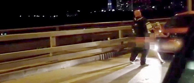 當(dāng)過(guò)往司機(jī)發(fā)現(xiàn)這對(duì)夫婦在立交橋上的奧迪汽車(chē)引擎蓋上“嘿咻”時(shí)，許多人靠邊停車(chē)觀(guān)看。（視頻截圖）