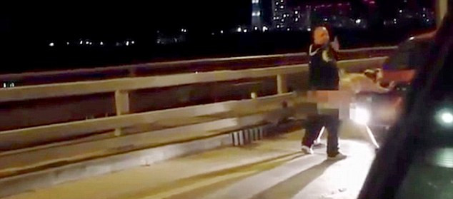 許多人拍攝到這對(duì)夫婦在引擎罩上“表達(dá)愛(ài)意”的方式，而男子甚至轉(zhuǎn)過(guò)頭來(lái)看鏡頭。（視頻截圖）