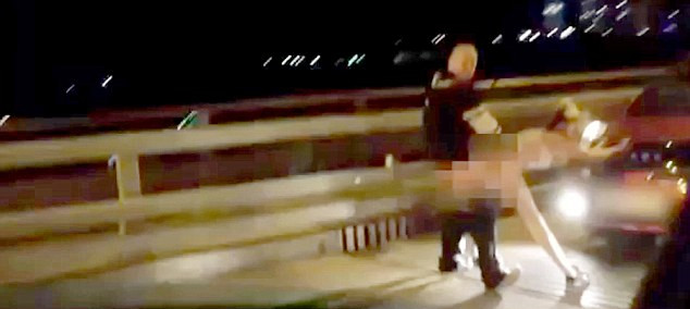 盡管許多人圍觀(guān)，但這對(duì)夫婦似乎對(duì)于露天表演毫不在意。（視頻截圖）