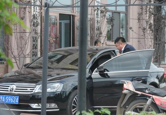 程海濤局長駕駛的假牌車，停在縣低保局門前